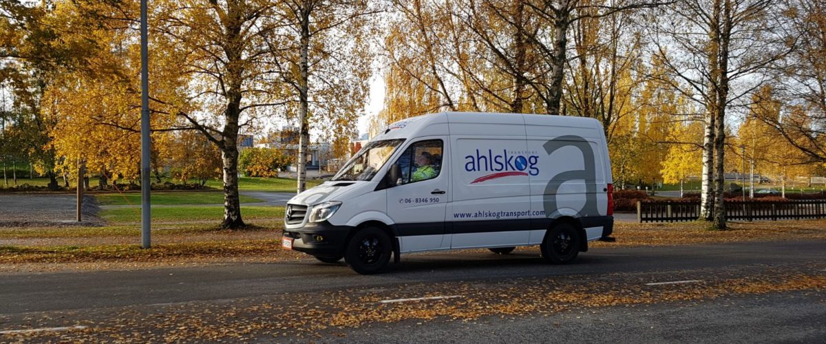 Ahlskogin pakettiauto syksyisellä kadulla